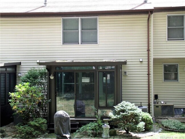 Building Photo - 44 Oak Forest Dr