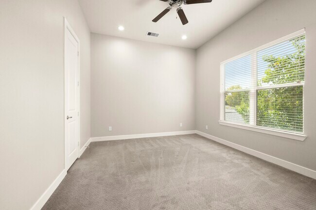 Building Photo - 138 Knightsbridge Park Ln