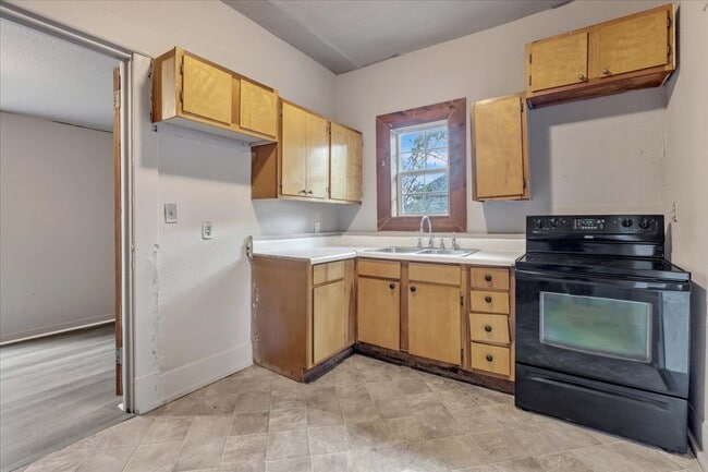 Building Photo - 913 S Hoff Ave