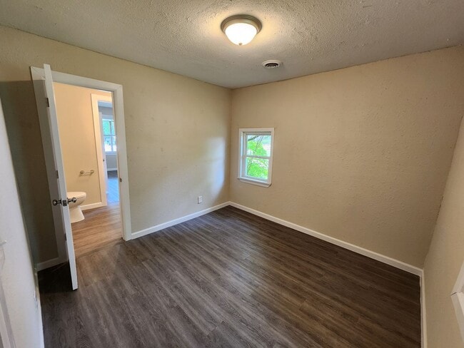 Building Photo - Spacious 2-Bedroom, 1-Bathroom Home AVAILABLE NOW!!