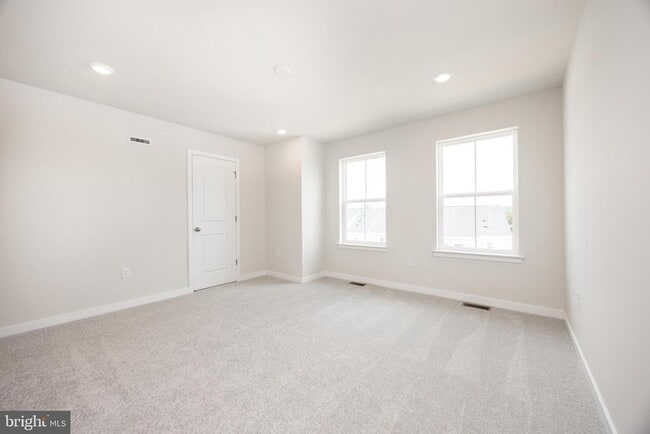 Building Photo - 245 Talucci Dr