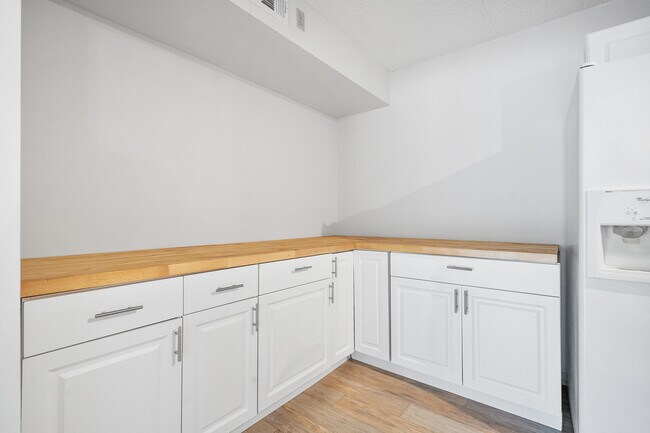 Building Photo - 1605 SW Silver Pine Way