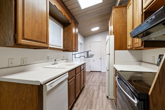 Building Photo - Ogden 4 Bedroom Home with Fenced Backyard!