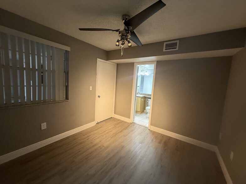 Building Photo - 2881 N Oakland Forest Dr