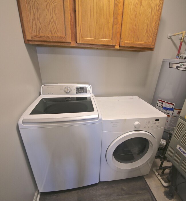 Building Photo - 876 Meadowlands Dr