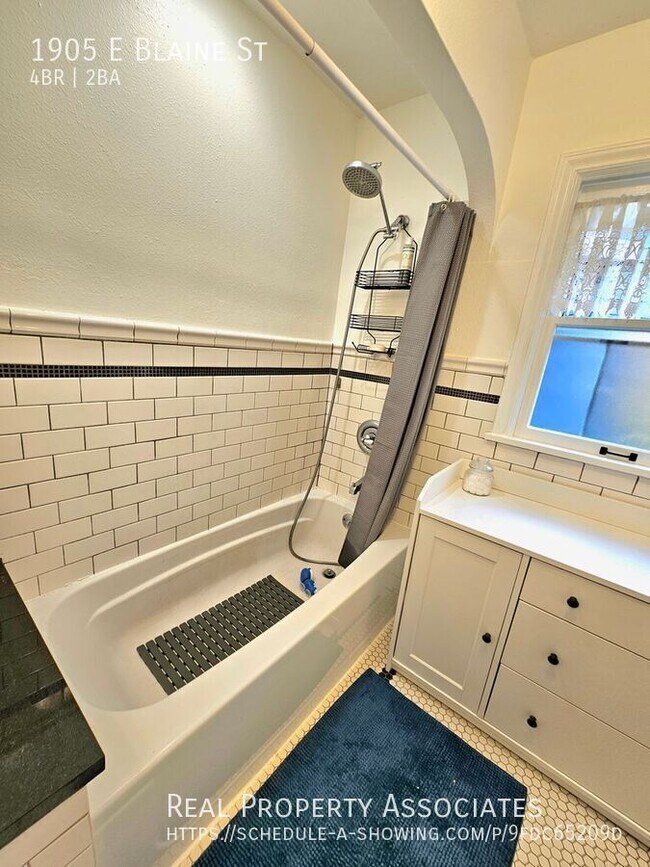 Building Photo - 1905 E Blaine St