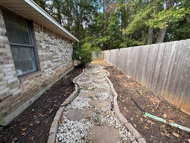 Building Photo - Rare Find in Haughton on double lot with H...
