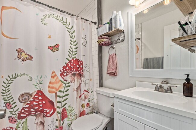 Building Photo - Lovely Three bed / Two bath for rent