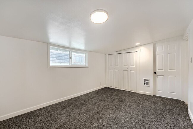 Building Photo - Bright & Charming 2bed/1bath + Mudroom Home in Tacoma!
