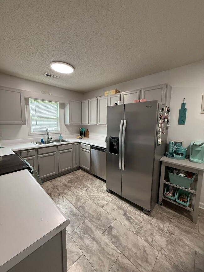 Building Photo - Charming 3 bedroom, 2 bath house