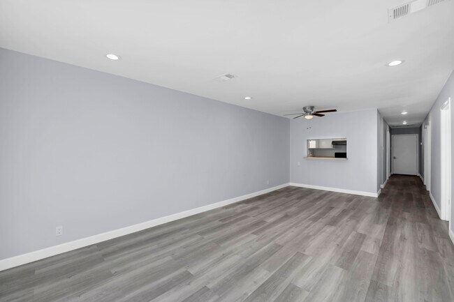 Building Photo - 1206 Hi Stirrup