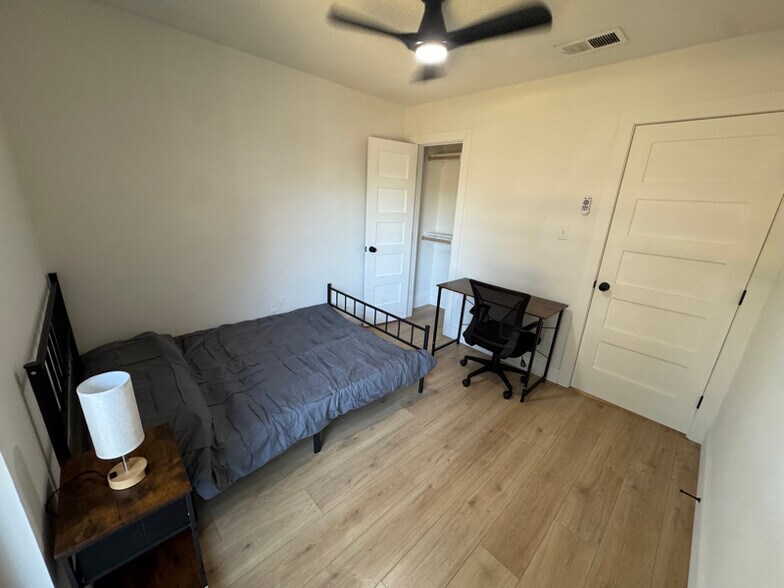 Building Photo - 10206 Oak Hollow Cir