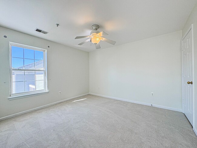 Building Photo - Fantastic 3 Bed 2 Bath Penthouse With Priv...