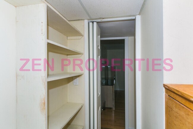 Building Photo - 250 ?Ohua Ave