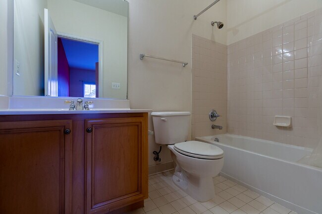 Building Photo - Spacious, Light-Filled Home in the Desirable Broadlands