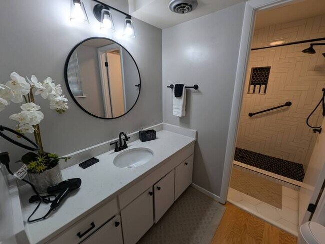 Building Photo - Furnished rental Forest Acres