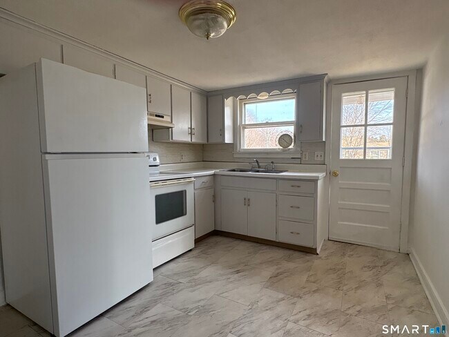 Building Photo - 107 N Main St