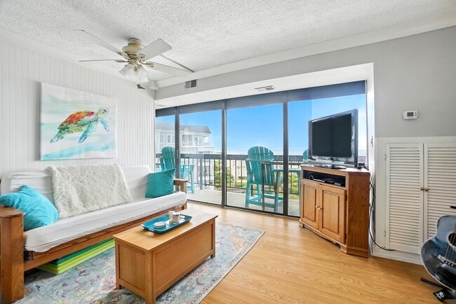Building Photo - 3558 Shore Dr