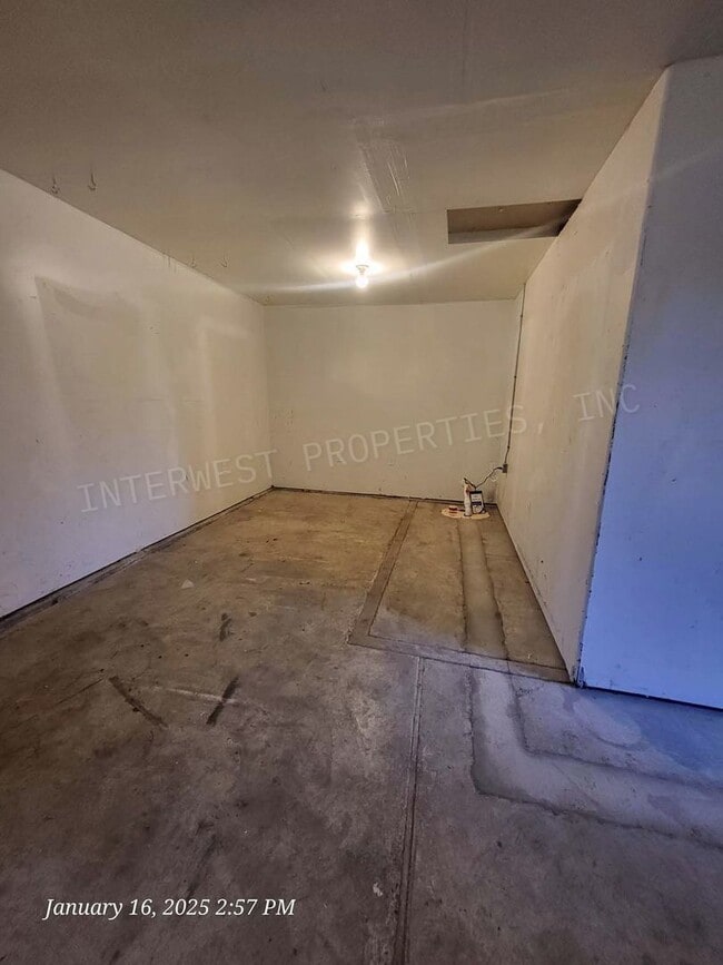 Building Photo - Super Cute 2bd Ranch Style Hillsboro home w/Garage, w/d hookups and yard!