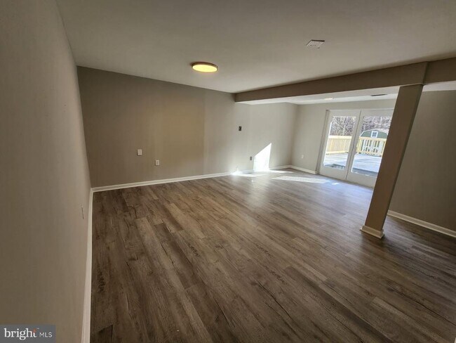 Building Photo - 5625 Reardon Ln