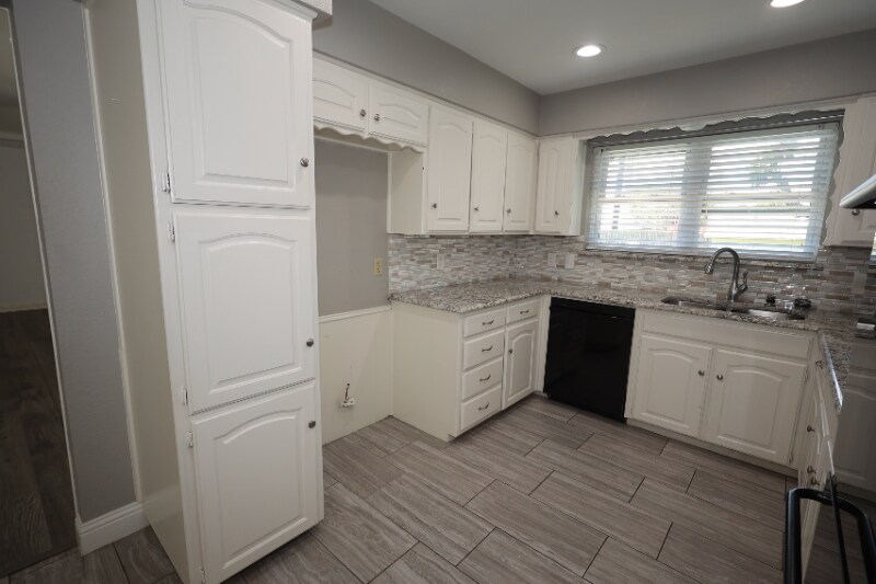 Building Photo - 412 Live Oak Dr