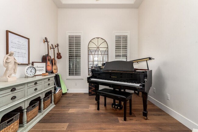 Building Photo - Beautiful 6-bedroom basement home