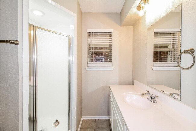 Building Photo - 1004 Cambridge Dr