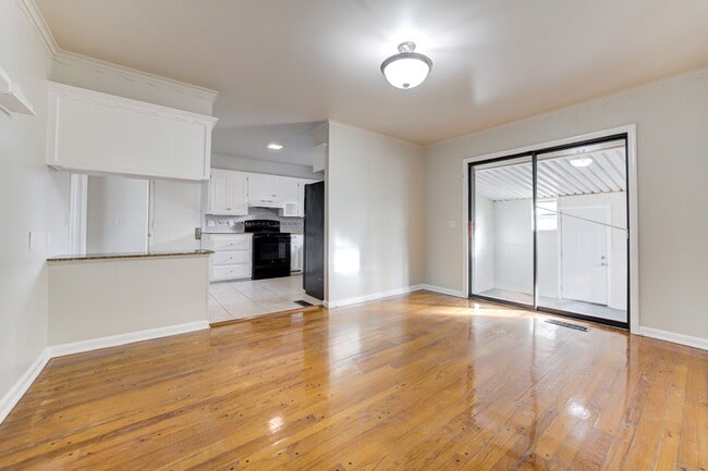 Building Photo - 5000 N Linn Ave