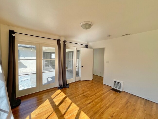 Building Photo - Charming West LA Home!