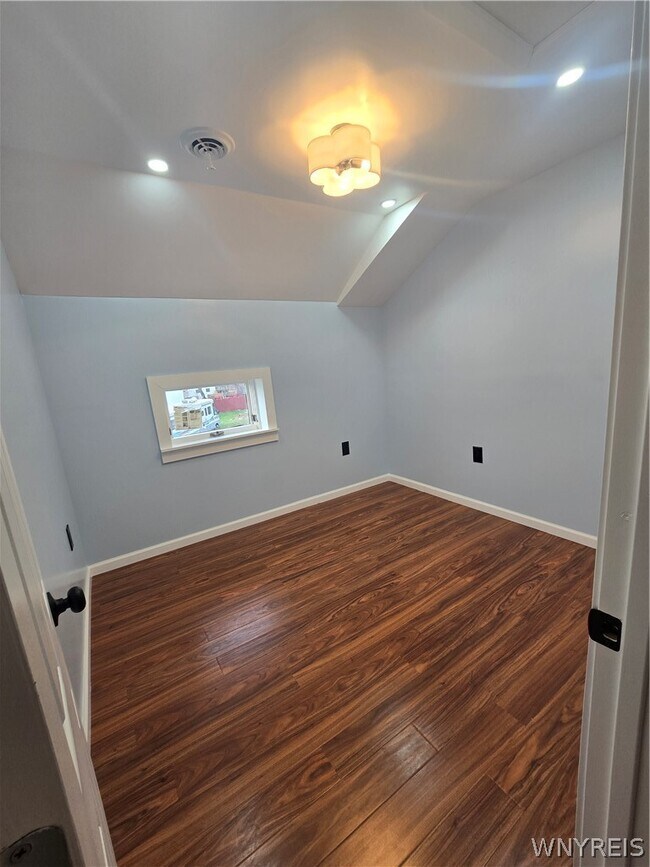 Building Photo - 517 Goodyear Ave