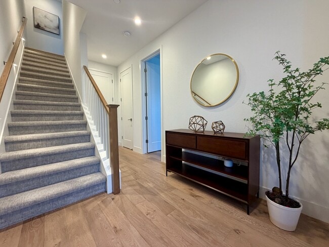 Building Photo - 561 Pilgrim Dr