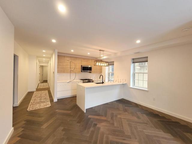 Building Photo - 3 bedroom in ASTORIA NY 11103