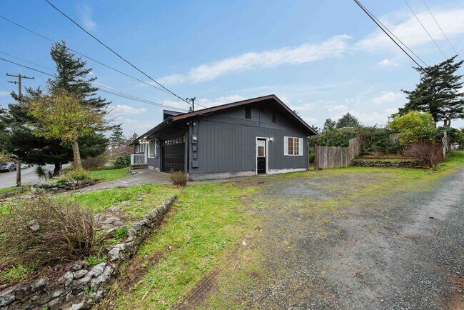 Building Photo - GORGEOUS 3 Bedroom (+BONUS ROOM!) 2 Bath Home with RV/Boat storage near beaches and shopping!