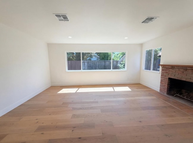 Building Photo - 1128 Hobart Dr