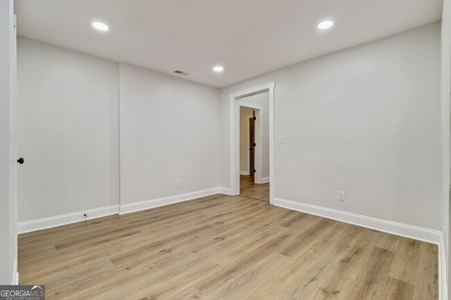 Building Photo - 1006 Maple Ave SW