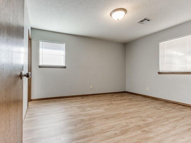 Building Photo - 3 Bed 2 Bath 2 Car Garage in Shawnee!