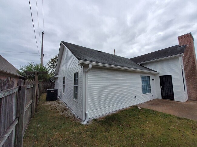 Building Photo - 647 S Sanga Rd