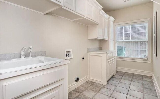 Building Photo - 2028 Cobblestone St