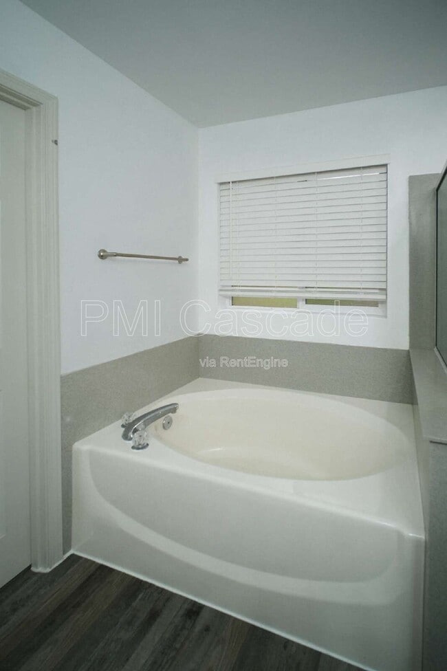 Building Photo - 2510 Mitchell Ave