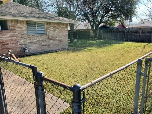 Building Photo - 7323 Log Hollow Dr