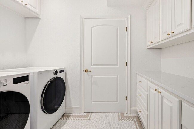 Building Photo - 802 NW D St