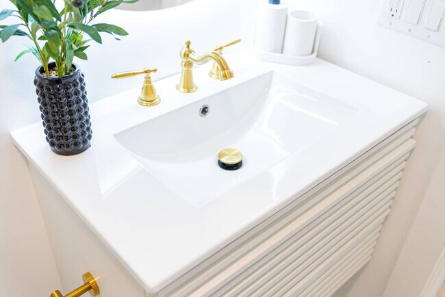 Building Photo - 42 White St Pl