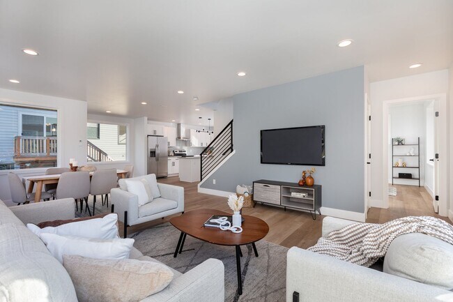 Building Photo - Ballard Living: Contemporary 5BR, 3.5BA Top-Level Unit!!