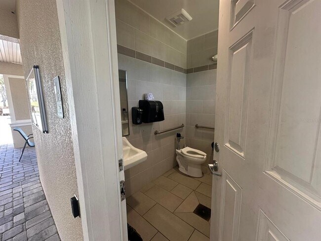 Building Photo - 118 Mandovi St