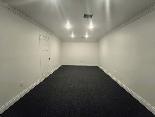 Building Photo - 817 Irish Ln
