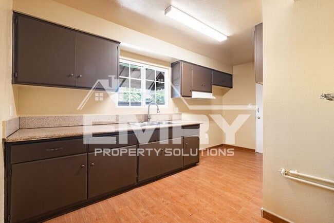 Building Photo - 2 Bed 1 Bath Unit for Rent in East Los Angeles Parking Available