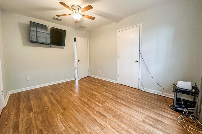 Building Photo - 2630 Mayfair Rd