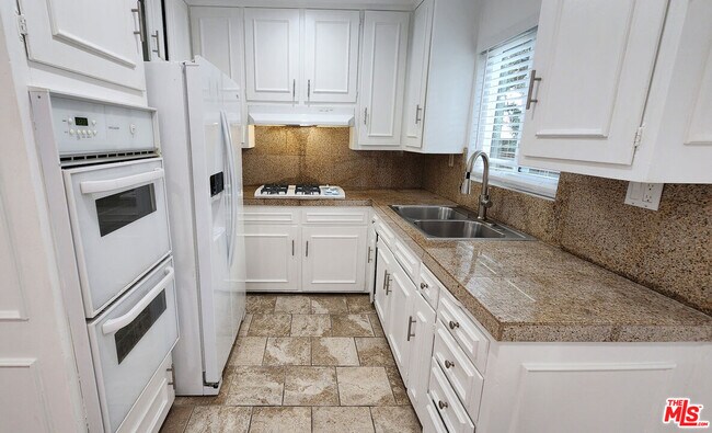 Building Photo - 1438 S Barrington Ave