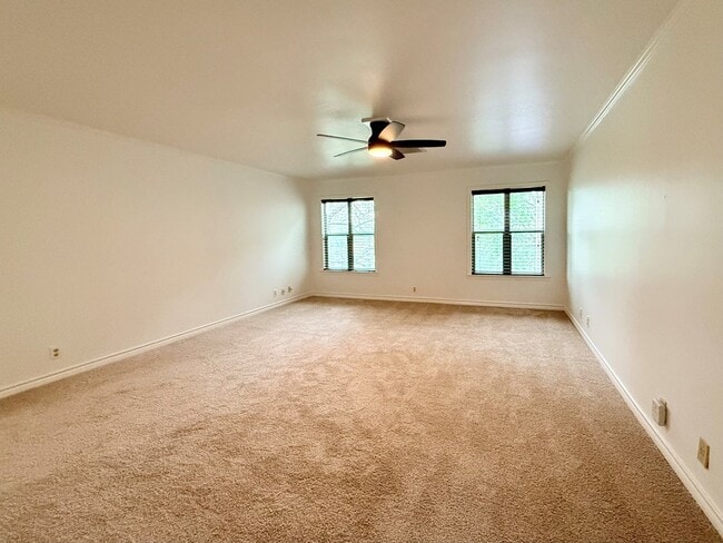 Building Photo - 511 Fairway Dr