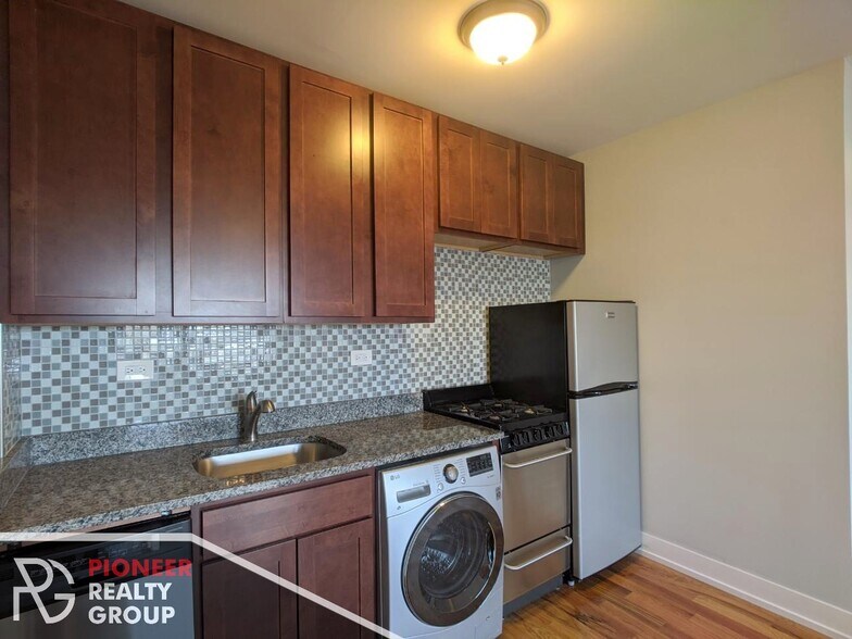 Building Photo - 557 W Arlington Pl